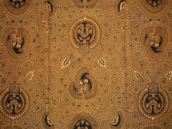 Sultan Pakubuwana VI menggunakan batik ratu ratih pada hari penobatannya sebagai raja. (Pinterest)