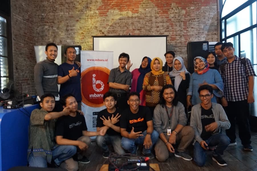Para peserta seminar berpose dengan tim MailTarget dan Inibaru. (MailTarget)