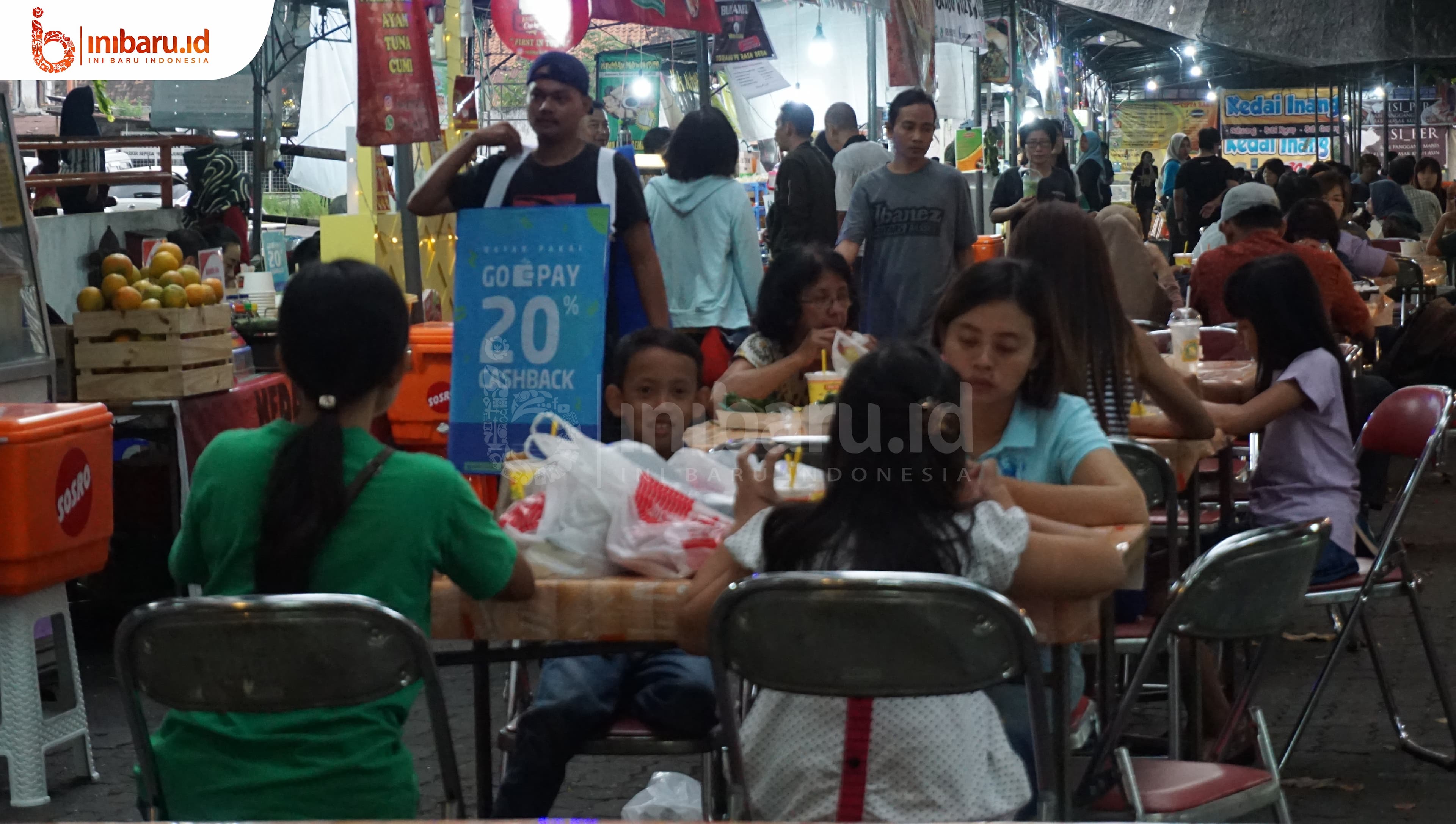 Pengunjung di Festival Lezatnesia Semarang. (Inibaru.id/Artika Sari)