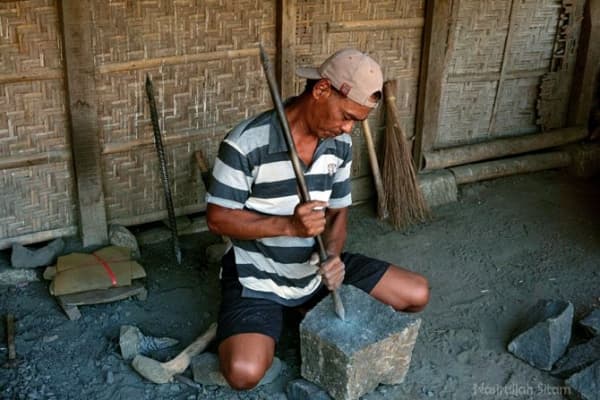 Seorang warga tengah membuat cobek. (Nasirullahsitam)