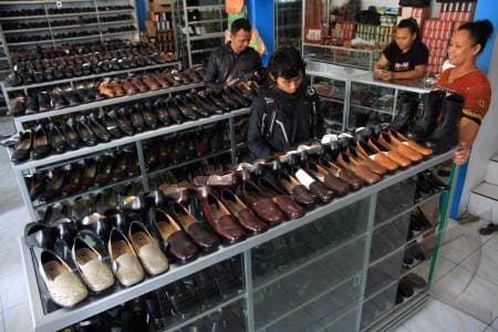 Sepatu kulit di Desa Manding bisa kamu tawar, lo. (sewamobiljogja)