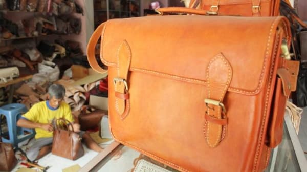 Tas kulit dari Desa Manding. (Tribunnews)