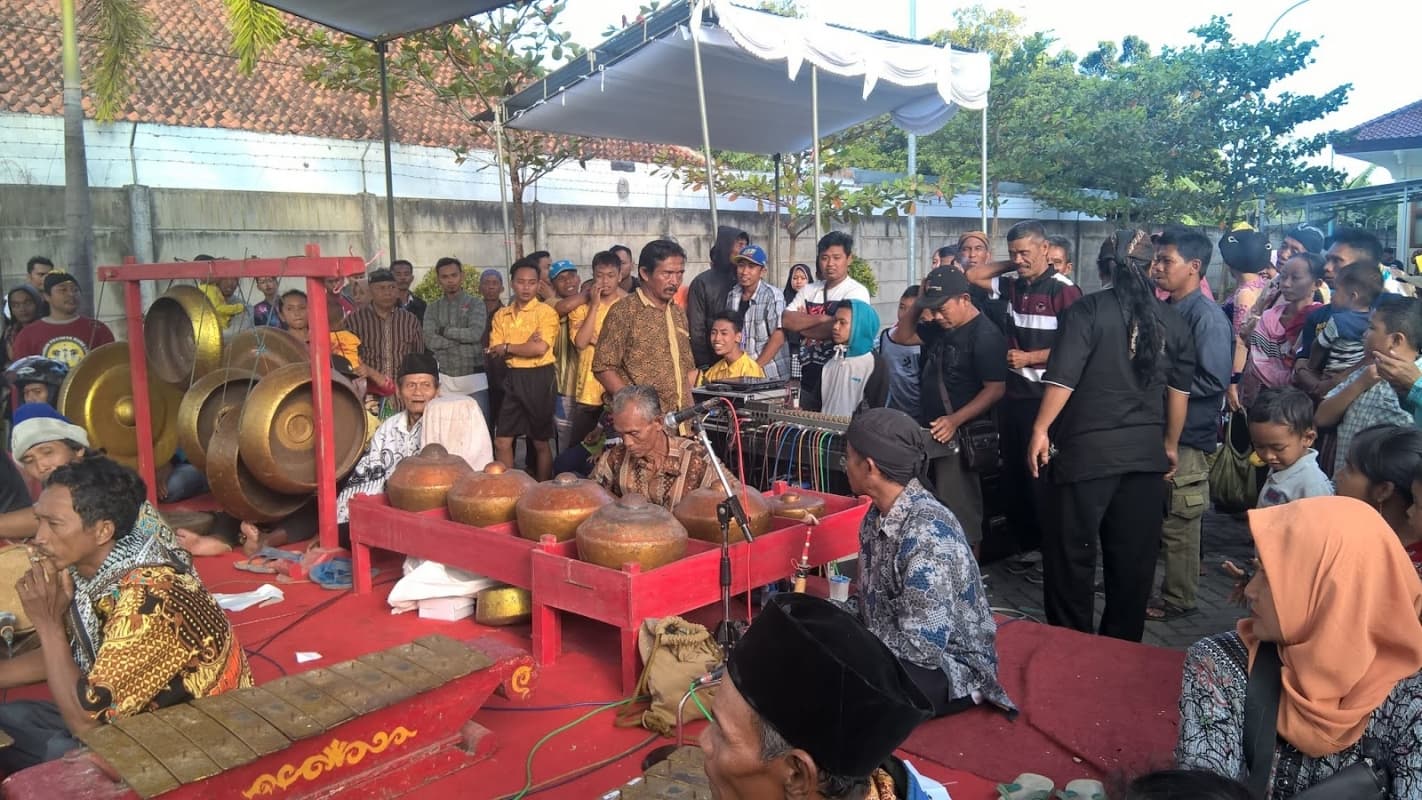 Gamelan dalam kesenian Ebleg. (djangkarubumi.com)