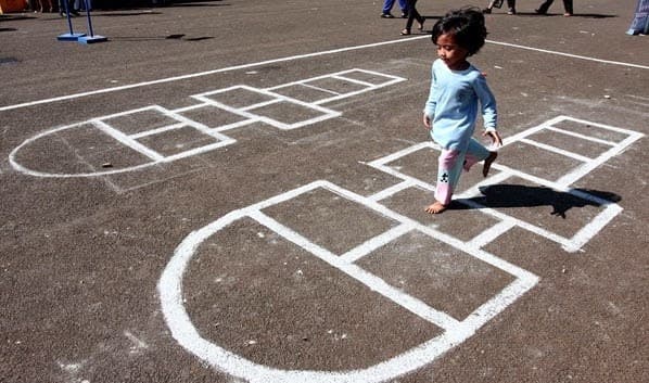 Engklek: Asli Inggris, Dibawa Anak-Anak Belanda ke Nusantara, Jadi Dolanan Tradisional di Indonesia