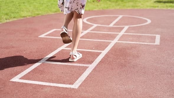 Menyoal Tujuan dan Keteraturan Hidup lewat Permainan Engklek