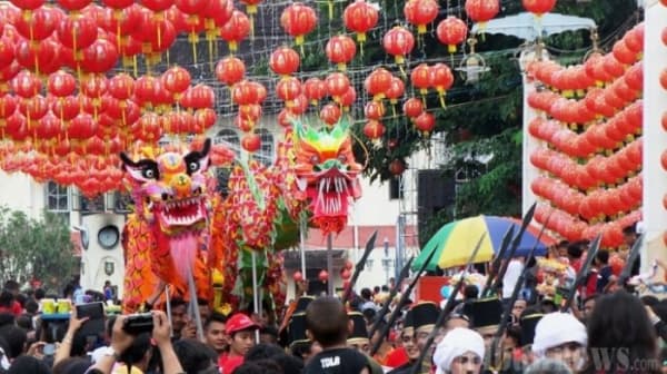 Atraksi Barongsai mewarnai tradisi tahunan Kampung Sudiroprajan. (Tribunnews)