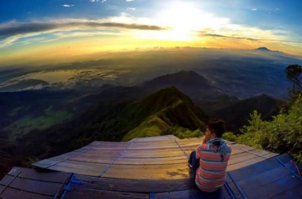 Pemandangan dari atas Gunung Telomoyo. (bakpiamutiarajogja.com)