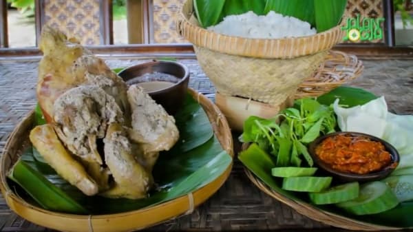 Butuh proses yang agak lama untuk memasak ingkung. (Kabar Kuliner)