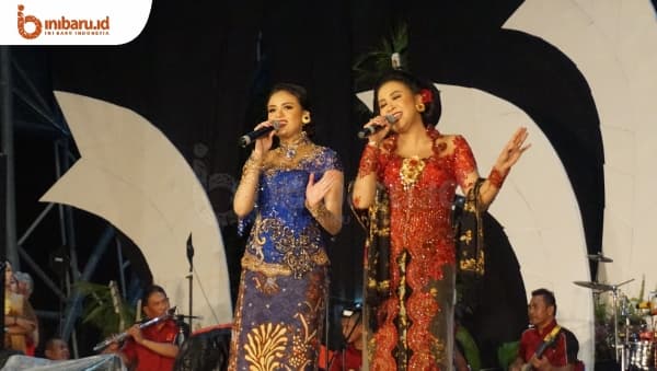Intan Soekotjo dan Sundari Soekotjo membuka International Keroncong Festival. (Inibaru.id/ Artika Sari)