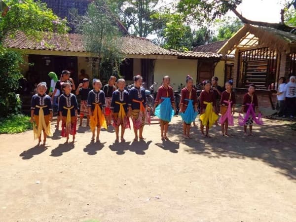 Anak-anak tengah bermain gamelan. (dewirieka.com)