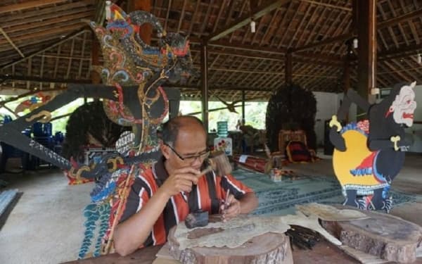 Pengrajin wayang di Kampung Kepuhsari. (Visitjawatengah.jatengprov)