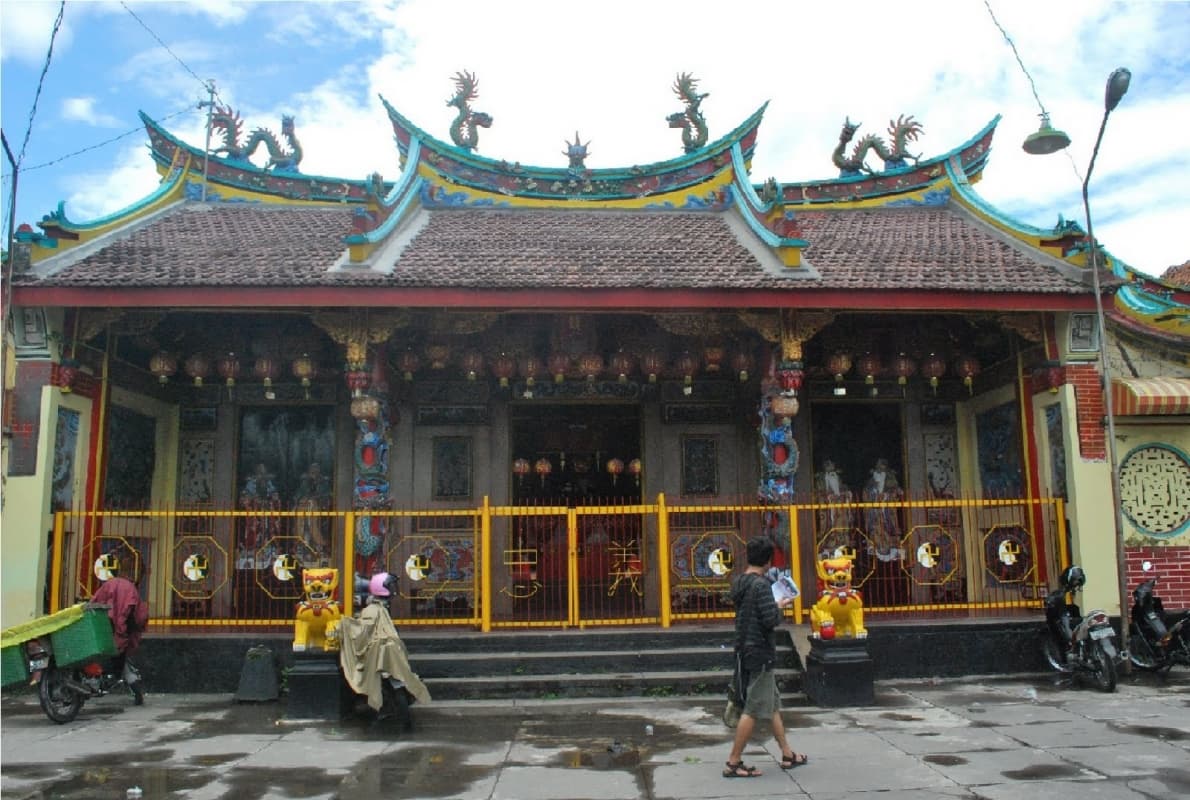 Klenteng Zhen Ling Gong dari luar. (Panduan Wisata)