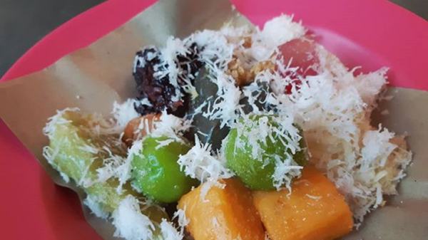 Supaya makin manis, kelapa parut dan gula merah ditambahkan di atasnya. (Merah putih)