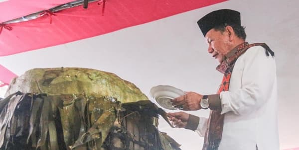 Lopisan dipotong untuk dibagikan. (Pekalongankota)