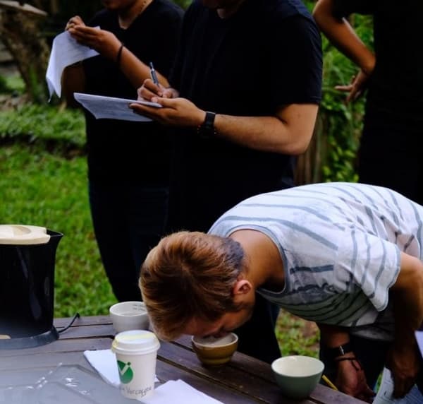 Salah satu peserta Fun Cupping tengah belajar mengenal aroma kopi. (Lost in Coffee)