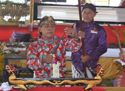 Di Purworejo,  Mereka Melestarikan Pusaka Kerajaan dengan Ritual Jamasan