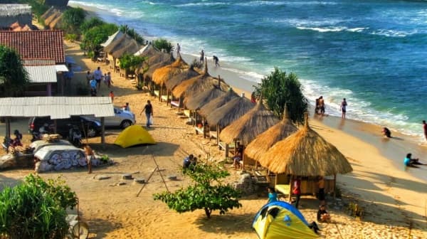 Gazebo dengan atap alang-alang, nggak kalah cantik dengan suasana Hawaii kan? (Dheniyulistianto.blogspot)