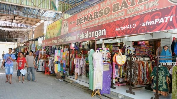 Pasar Setono bisa jadi tempat memborong gaun hingga kemeja batik. (Warta Desa)