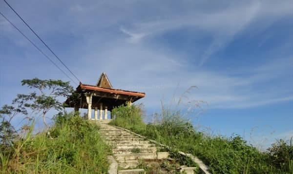 Untuk sampai ke puncak, kamu harus mendaki sekitar 15 menit. (Dolan Otomotif)