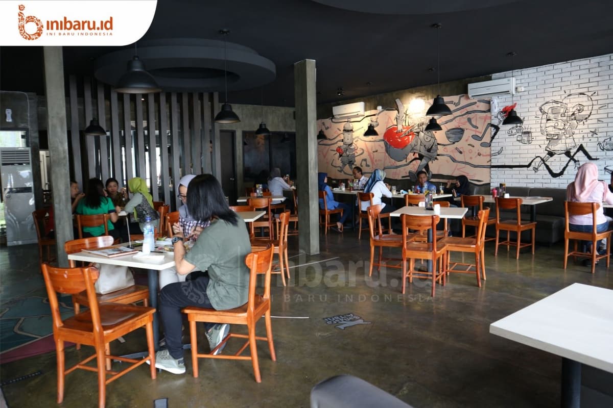 Restoran dengan konsep industrial menekankan rangka bangunan dengan elemen metal dan kayu. (Inibaru.id/ Artika Sari)