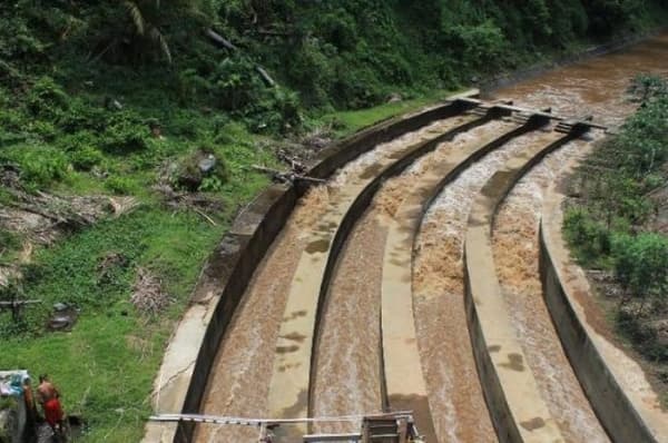 Selokan Mataram mengalirkan air dari Sungai Opak dan Sungai Progo. (Grid)