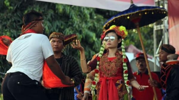 Sintren, tradisi mengundang "bidadari" turun ke bumi. (Tribunnews)