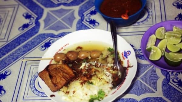 Soto sampah jadi salah satu makanan yang harus kamu cicipi saat ke Jogja. (Bon Voyage)