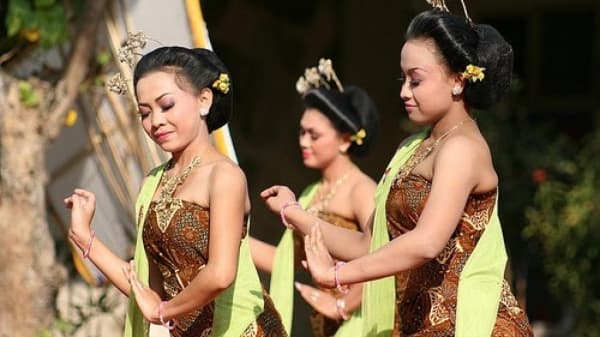 Mengenal Tayub, Lenggak-lenggok Para Bidadari yang Memesona Banyak Mata