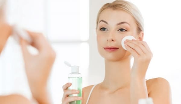 Membersihkan wajan dengan toner secara rutin bikin kulitmu segar. (Daily Hunt)