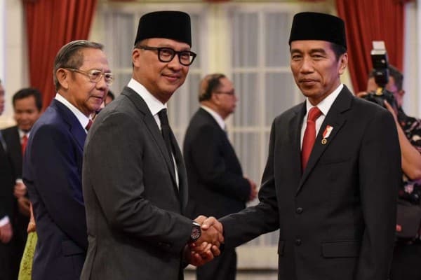 Agus Gumiwang saat menjalani serah jabatan bersama Presiden Joko Widodo. (Antaranews.com)