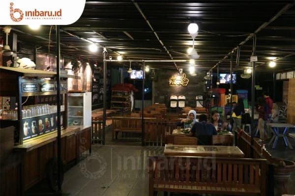 Angkringan modern menawarkan tempat yang lebih leluasa. (Inibaru.id/ Artika Sari)