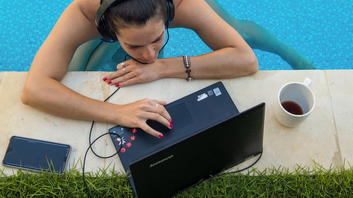 Bekerja sambil liburan bisa dilakukan. (outsideonline.com)