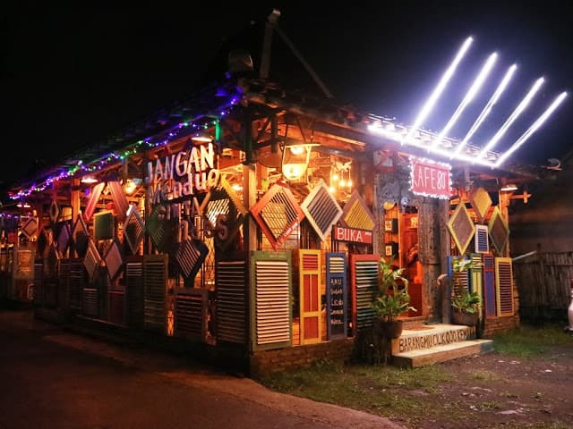 Masuki "Lorong Waktu" ke Era 1980-an Diiringi Tembang Lawas yang Menggoda Selera di Kafe Bocor Alus 