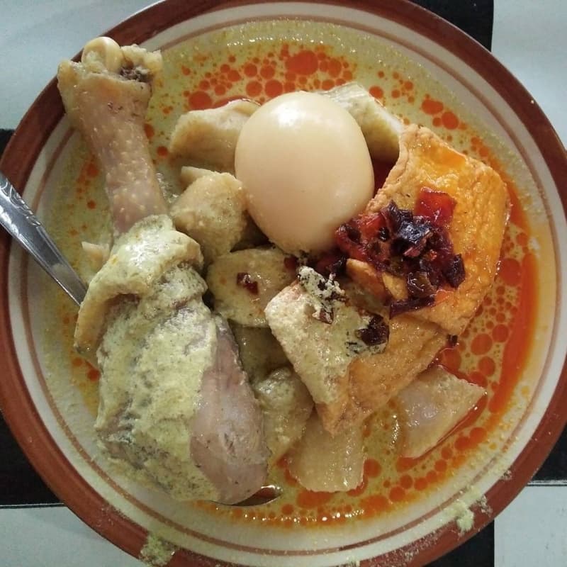 Lontong lemprak. (phinemo.com)