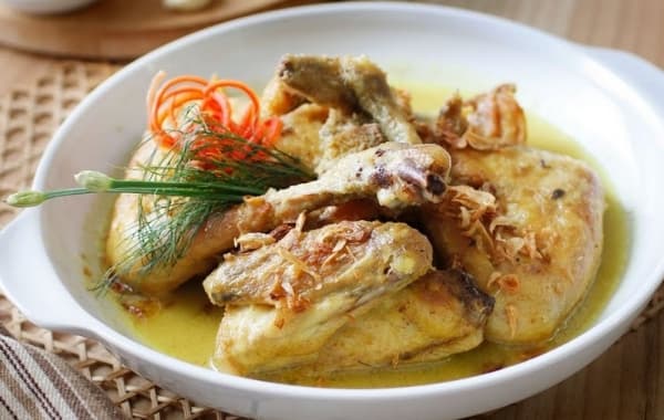 Melewati proses pemanggangan, tekstur daging ayamnya jadi super lembut, lo! (Putratravel)