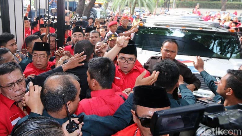 Perwakilan PDIP ribut setelah Hary Tanoe dipersilakan petugas masuk. (Detik.com)