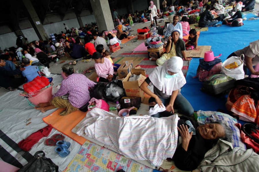 Warga selama di barak pengungsian (beritasatu.com)