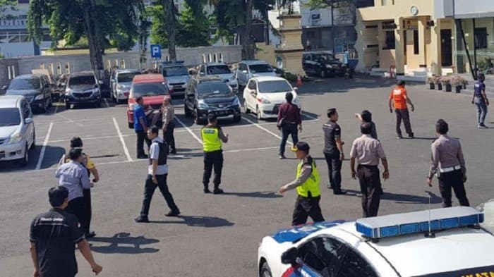 Petugas melakukan penyisiran di seluruh area kantor (tribunnews.com)