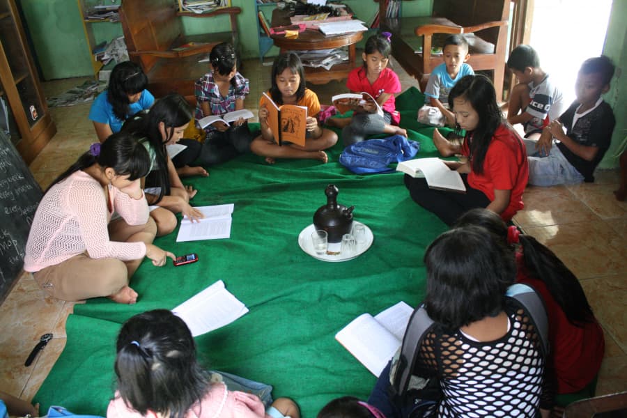 Anak-anak melakukan kegiatan membaca secara berkelompok (dokumen pribadi)
