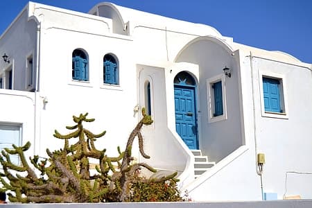 Putih dan Biru, warna yang khas dengan gaya arsitektur mediterania. (pinimg.com)