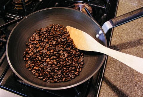 Penyangraian kopi. (Thrillist.com)