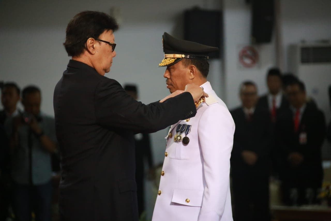 Menteri Dalam Negeri Tjahjo Kumolo saat melantik Syarifuddin. (Fajar.co.id)