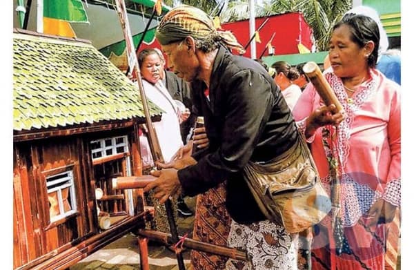 Membayar Pajak Lewat Tradisi Jolen Bobok Umbung