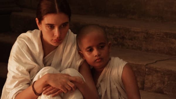 Pandangan sosial terhadap janda dan pernikahan anak jadi tema yang disoroti "Water". (Fox Searchlight Pictures)