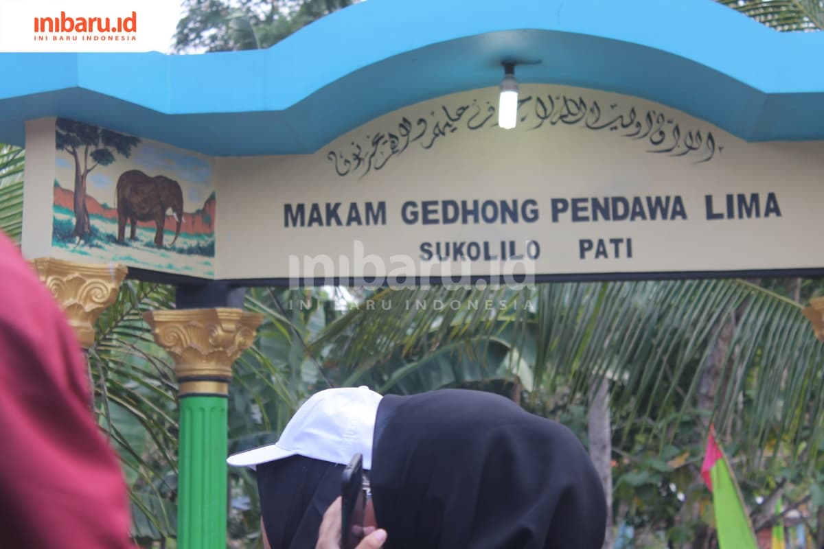 Gerbang Makam Pandawa Lima, leluhur masyarakat Desa Sukolilo yang berlokasi di Dukuh Sanggrahan. (Inibaru.id/Sitha Afril)