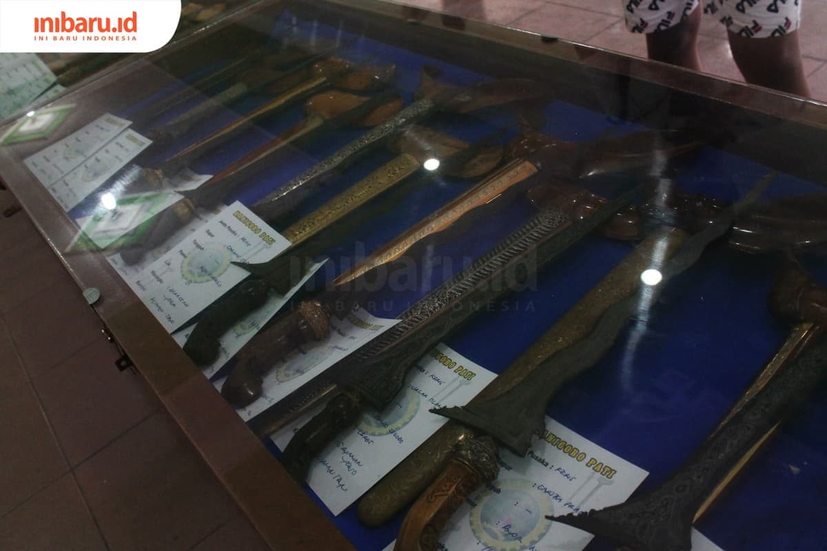 Berbagai koleksi keris dipajang dalam pameran edukasi keris dalam rangka penyambutan tradisi Meron di Sukolilo, Pati. (Inibaru.id/ Sitha Afril)