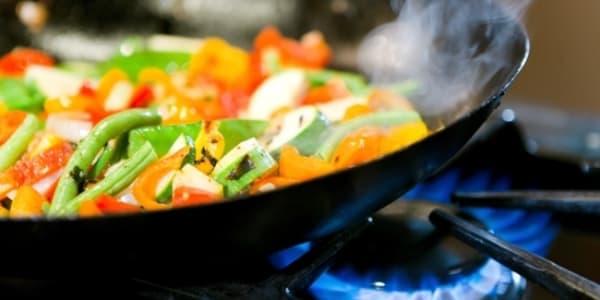 Memanaskan makanan. (vemale.com)