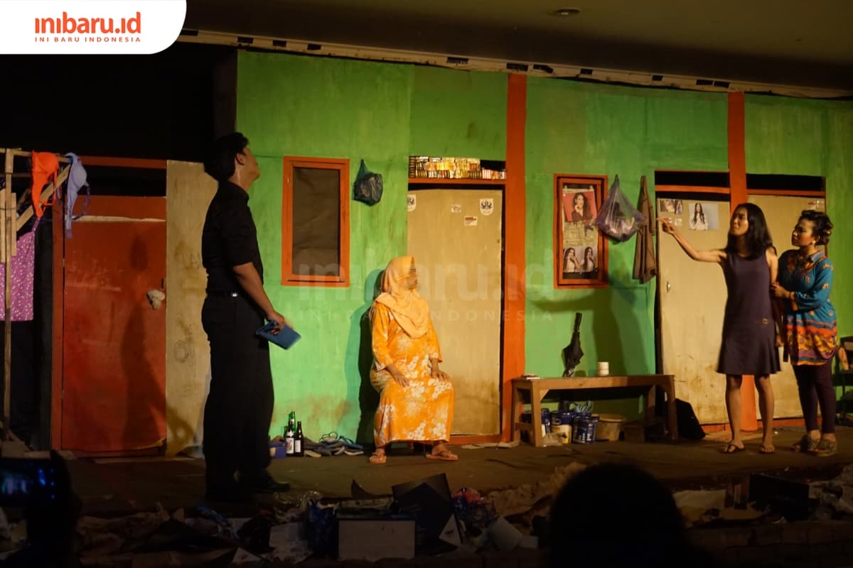 Salah satu adegan inti dari Pentas Laboratorium Naskah Teater Emka dengan judul "Layung Sore" (inibaru.id/ Sitha Afril)