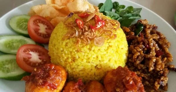 Hidangan nasi kuning khas Indonesia. (cookpad.com)