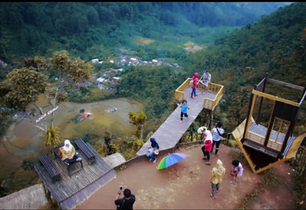 Keelokan Puncak Sibarat di Purbalingga yang menawan. (lelungan.net)